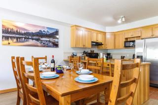 Heart of Canmore - Pet Friendly with Shared Rooftop Hot Tub - 6