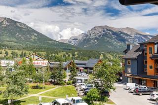 Heart of Canmore - Pet Friendly with Shared Rooftop Hot Tub - 5