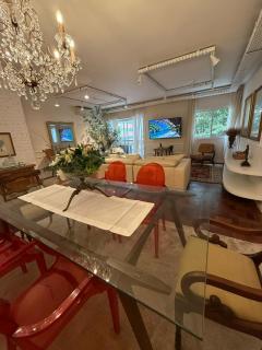 House with personality on the best block in Jardins! - 2