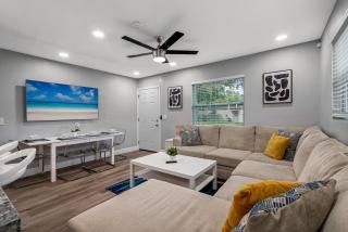 2BR Apt, 5 Min to Busch Gardens Unit A, Sleeps 6, Remodeled, Tampa - 0