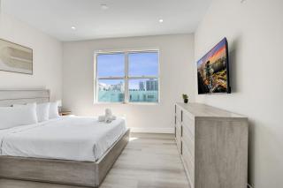 Charming Beachside Retreat on Collins Ave 403 - 0