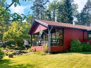 Charming Island House with Guest Cabin - 8