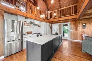Fields Edge Cabin | Scenic Views & Modern Comfort - 7