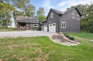 Fields Edge Cabin | Scenic Views & Modern Comfort - 5