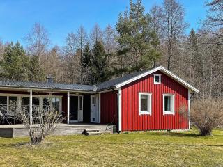 Lakefront Cottage in Torsebo - 4