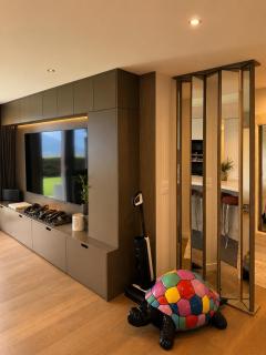 Elegant Apartment with Mountain Views - 9
