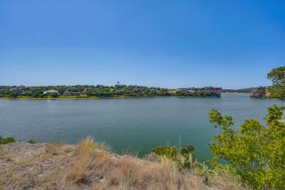 5 Mi to Lake! 10-Acre Strawn Retreat w/ Deck - 8