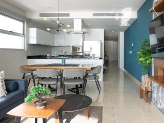 Luxury condo with ocean view and balcony - 8