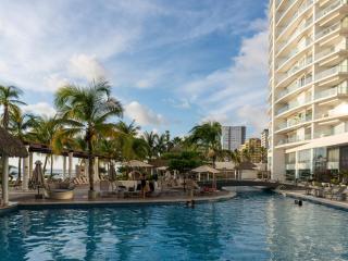 Luxury condo with ocean view and balcony - 7