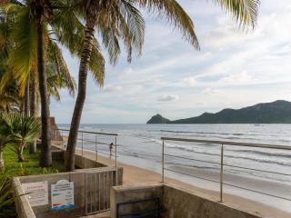 Luxury condo with ocean view and balcony - 1