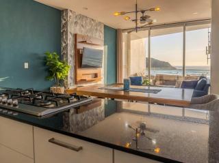 Luxury condo with ocean view and balcony - 3