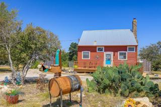 Pet-Friendly Fredericksburg Cabin w/ Hot Tub! - 8