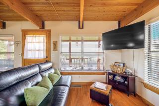 Pet-Friendly Fredericksburg Cabin w/ Hot Tub! - 2