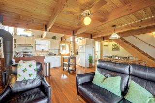 Pet-Friendly Fredericksburg Cabin w/ Hot Tub! - 1