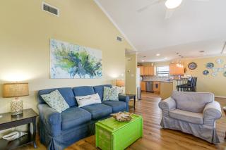 Walk to Galveston Beach: Coastal Escape w/ Yard - 9