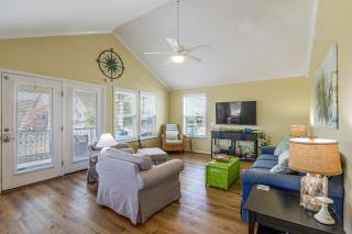 Walk to Galveston Beach: Coastal Escape w/ Yard - 6