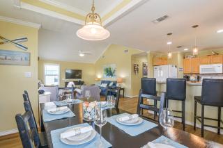 Walk to Galveston Beach: Coastal Escape w/ Yard - 3