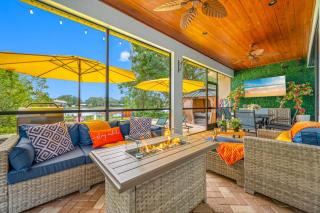 Lux Lakehouse with Pool, Jacuzzi and Games, Sleeps 21 - 8
