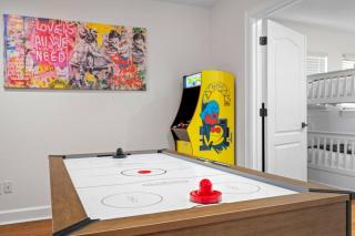 Lux Lakehouse with Pool, Jacuzzi and Games, Sleeps 21 - 7
