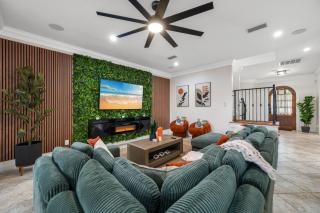 Great Lake Getaway with Pool, HotTub, Private Dock and Gamesuite - Sleeps 20 - 9