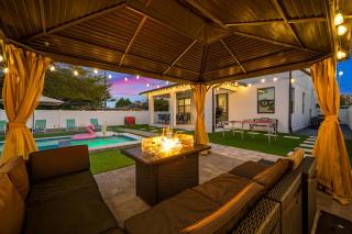 Luxe Tampa Villa with Pool Spa Game Room and More Sleeps 19 Plus - 6