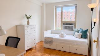 Grand East Side Home, Spacious & Cozy 3 Bedroom Retreat - 3