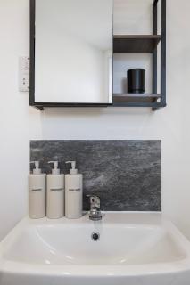 Luxury 1-Bed Modern Walk to Winter Gardens - 1