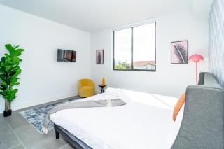 Bright 1BR with Netflix and King Bed Near Brickell and Marlins Park - 3