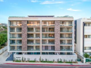 Endless Summer - Award Winning 2Bed 2Bath Condo - Heated Rooftop Pool with Ocean Views - Gym - 5min walk to Beach - Fiber Internet - Sleeps 6 - 9