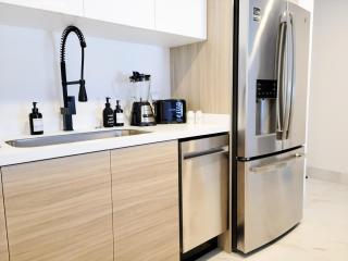 Endless Summer - Award Winning 2Bed 2Bath Condo - Heated Rooftop Pool with Ocean Views - Gym - 5min walk to Beach - Fiber Internet - Sleeps 6 - 3