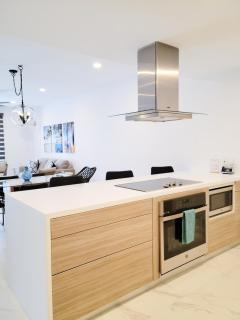 Endless Summer - Award Winning 2Bed 2Bath Condo - Heated Rooftop Pool with Ocean Views - Gym - 5min walk to Beach - Fiber Internet - Sleeps 6 - 1