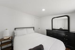 New Cozy 3BR Retreat Sleeps 6 Free Parking - 5