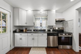 New Cozy 3BR Retreat Sleeps 6 Free Parking - 2