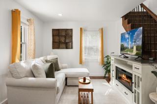 New Cozy 3BR Retreat Sleeps 6 Free Parking - 1