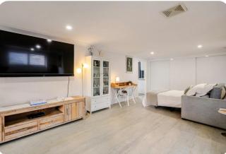Oscar's at Banora Pet-Friendly Coastal Stay - 2