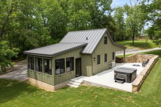 Hot Tub Cabin w Screened Porch & Loft Bed - 0