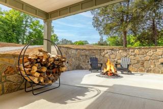 Hot Tub Cabin w Screened Porch & Loft Bed - 7
