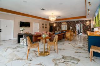 King Suite, Hot Tub, walk to Iron Whisk - 2