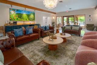 King Suite, Hot Tub, walk to Iron Whisk - 1