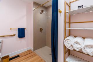ADA King Suite Accessible, Cobden - 3