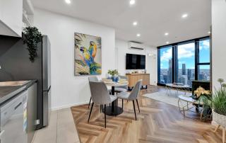 Level 56 One Bedroom with Balcony City and Water Views - 4