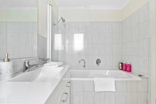 Stylish and Spacious Launceston Villa plus Free Wifi - 2