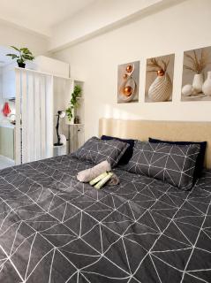 Sunlit City-View Suite by Alicia & Elmer - 6