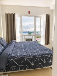 Sunlit City-View Suite by Alicia & Elmer - 5