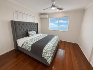Entire house with 7BR 2 livings in top location - 7