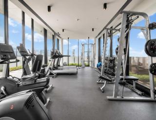 Modern CBD 2BR Free Parking & Stunning City Views - 7