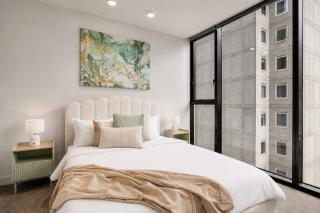 Modern CBD 2BR Free Parking & Stunning City Views - 5