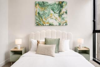Modern CBD 2BR Free Parking & Stunning City Views - 3