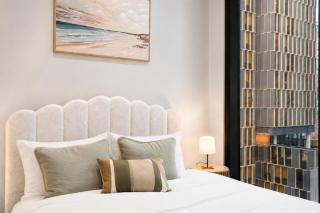 Modern CBD 2BR Free Parking & Stunning City Views - 4
