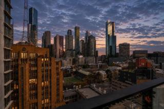 Modern CBD 2BR Free Parking & Stunning City Views - 2
